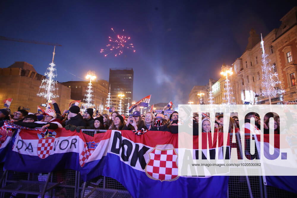 Croatia victory parade Fans gather for the Croatia team victory parade at Ban Jelacic square (following their victory over Morocco in the 2022 FIFA World Cup, WM, Weltmeisterschaft, Fussball bronze medal match the previous day) on December 18, 2022 in Zagreb, Croatia. MatijaxHabljak PIXSELL