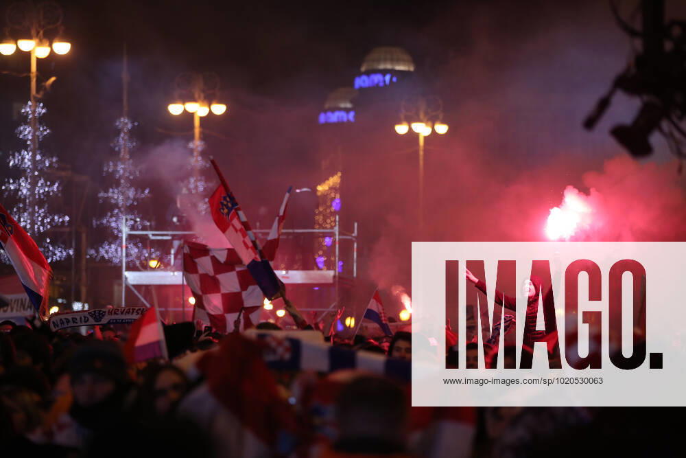 Croatia victory parade Fans gather for the Croatia team victory parade at Ban Jelacic square (following their victory over Morocco in the 2022 FIFA World Cup, WM, Weltmeisterschaft, Fussball bronze medal match the previous day) on December 18, 2022 in Zagreb, Croatia. MatijaxHabljak PIXSELL