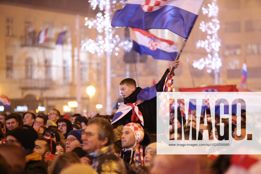 Croatia victory parade Fans gather for the Croatia team victory parade at Ban Jelacic square (following their victory over Morocco in the 2022 FIFA World Cup, WM, Weltmeisterschaft, Fussball bronze medal match the previous day) on December 18, 2022 in Zagreb, Croatia. MatijaxHabljak PIXSELL