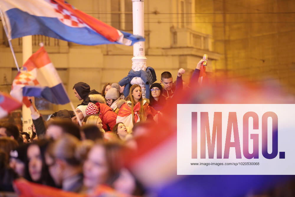 Croatia victory parade Fans gather for the Croatia team victory parade at Ban Jelacic square (following their victory over Morocco in the 2022 FIFA World Cup, WM, Weltmeisterschaft, Fussball bronze medal match the previous day) on December 18, 2022 in Zagreb, Croatia. MatijaxHabljak PIXSELL