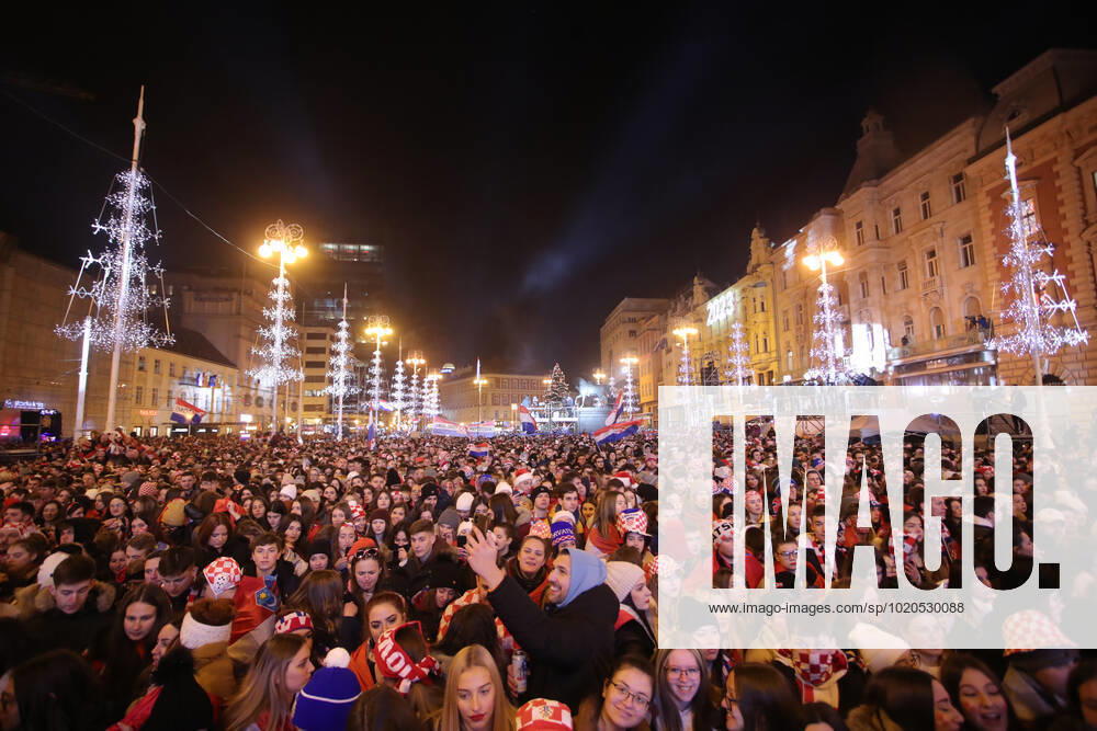 Croatia victory parade Fans gather for the Croatia team victory parade at Ban Jelacic square (following their victory over Morocco in the 2022 FIFA World Cup, WM, Weltmeisterschaft, Fussball bronze medal match the previous day) on December 18, 2022 in Zagreb, Croatia. MatijaxHabljak PIXSELL