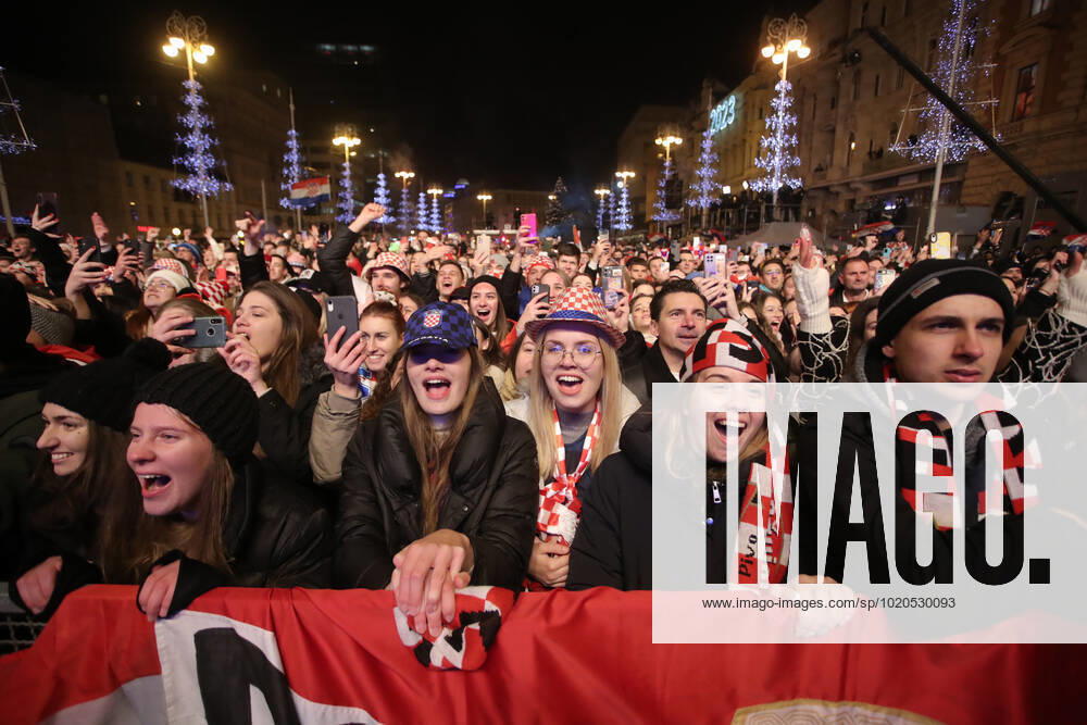 Croatia victory parade Fans gather for the Croatia team victory parade at Ban Jelacic square (following their victory over Morocco in the 2022 FIFA World Cup, WM, Weltmeisterschaft, Fussball bronze medal match the previous day) on December 18, 2022 in Zagreb, Croatia. MatijaxHabljak PIXSELL