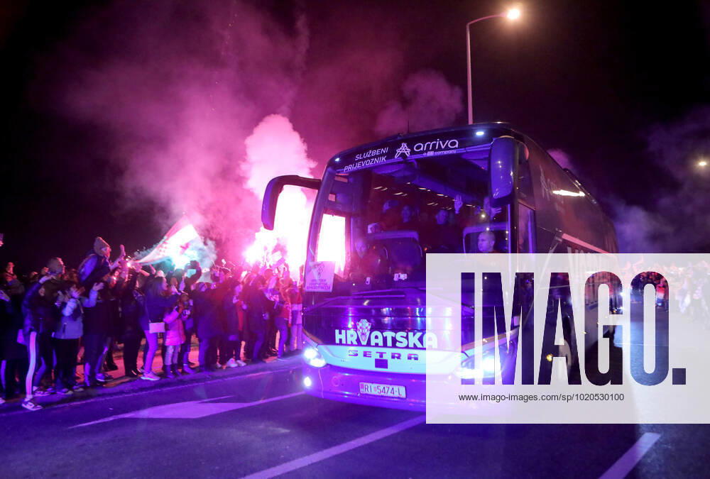 Croatia victory parade Fans lit flares during the Croatia team victory parade (following their victory over Morocco in the 2022 FIFA World Cup, WM, Weltmeisterschaft, Fussball bronze medal match the previous day) on December 18, 2022 in Zagreb, Croatia. TomislavxMiletic PIXSELL