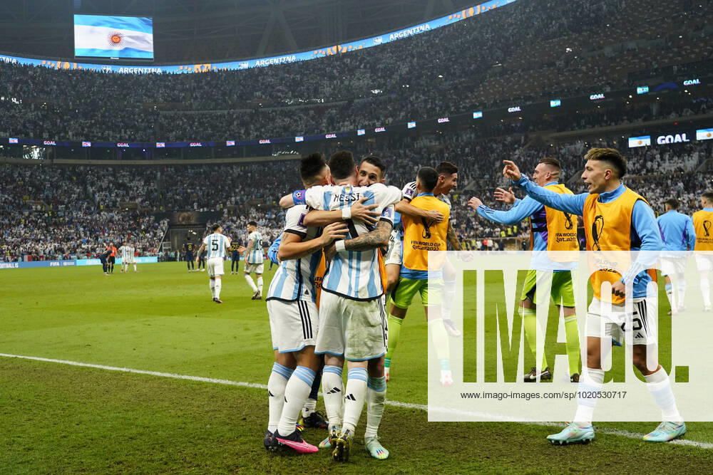 QAT: Argentina v France. FIFA World Cup, WM, Weltmeisterschaft, Fussball Qatar 2022. Final Lionel Messi of Argentina celebrates his goal with his teammates during the FIFA World Cup Qatar 2022 match, Final, between Argentina and France played at Lusail Stadium on Dec 18, 2022 in Lusail, Qatar.