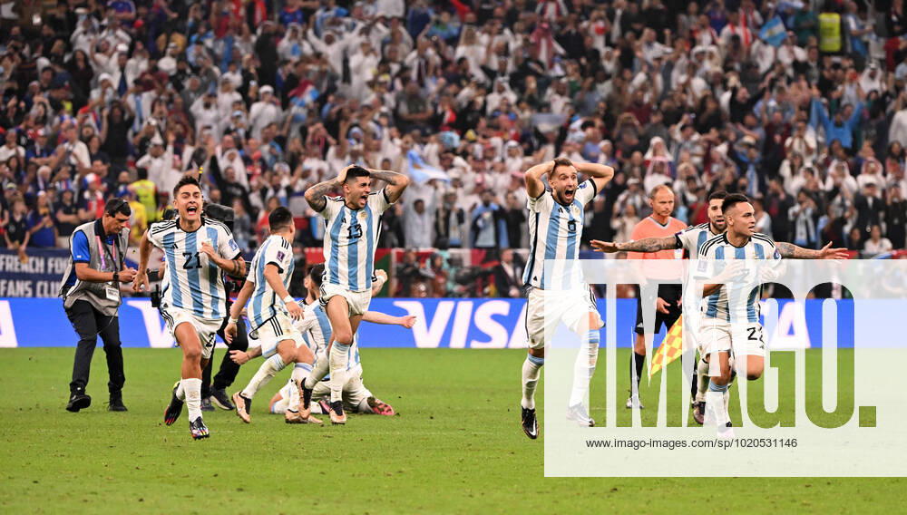 Fussball, Herren, Saison 2022 23, WM in Katar, Finale, Argentinien - Frankreich im Lusail Iconic Stadium in Lusail, v. l. Paulo Dybala (Argentinien), Cristian Romero (Argentinien), Marcos Acuna (Argentinien), Lautaro Martinez (Argentinien), Jubel nach Abpfiff, 18.12. 2022,