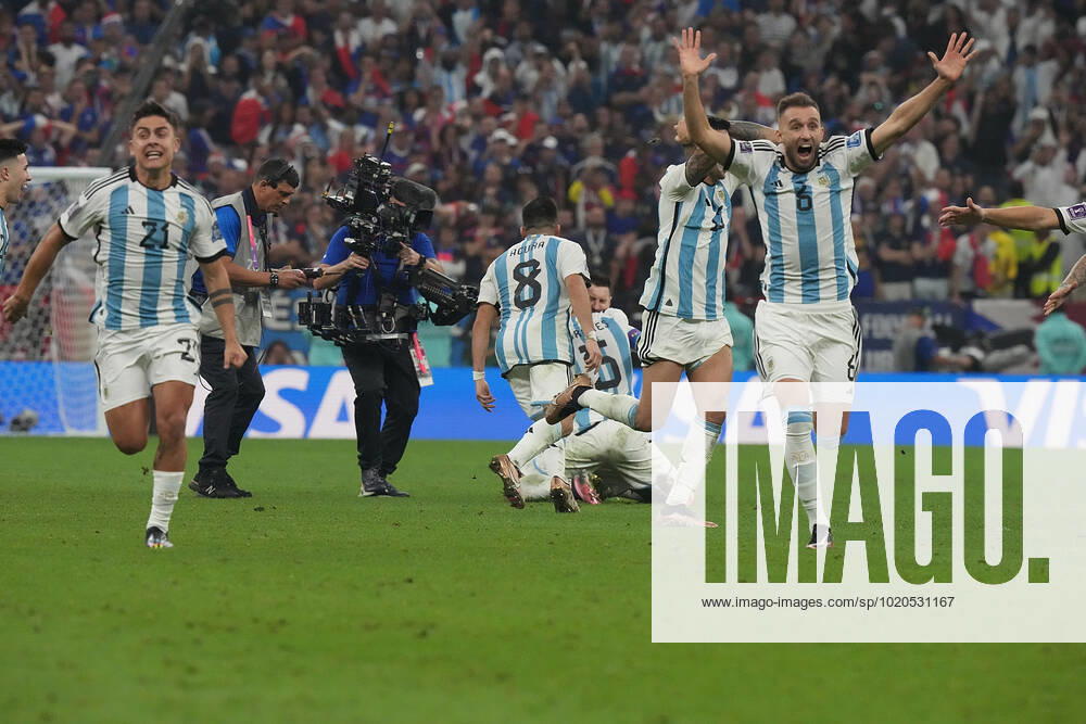 Lusail Iconic Stadium, Doha, QAT, WM FIFA 2022, Finale, Argentinien vs Frankreich, im Bild Die argentinische Mannschaft jubelt nach dem Elfmeterschiessen und ist damit Weltmeister 2022 mit Argentina s forward Lionel Messi Doha Lusail Iconic Stadium Qatar