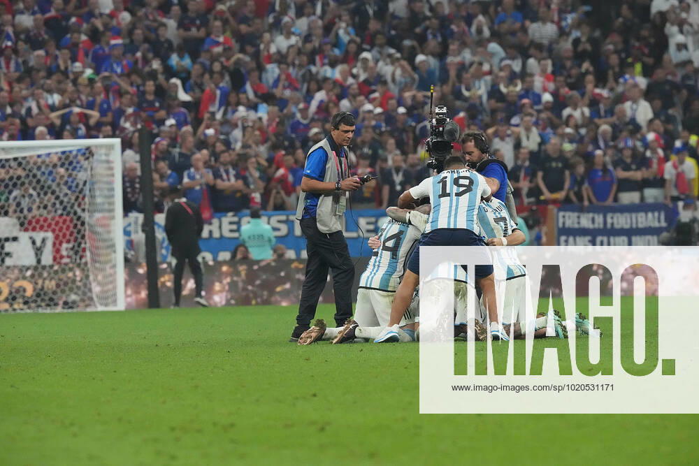 Lusail Iconic Stadium, Doha, QAT, WM FIFA 2022, Finale, Argentinien vs Frankreich, im Bild Die argentinische Mannschaft jubelt nach dem Elfmeterschiessen und ist damit Weltmeister 2022 mit Argentina s forward Lionel Messi Doha Lusail Iconic Stadium Qatar