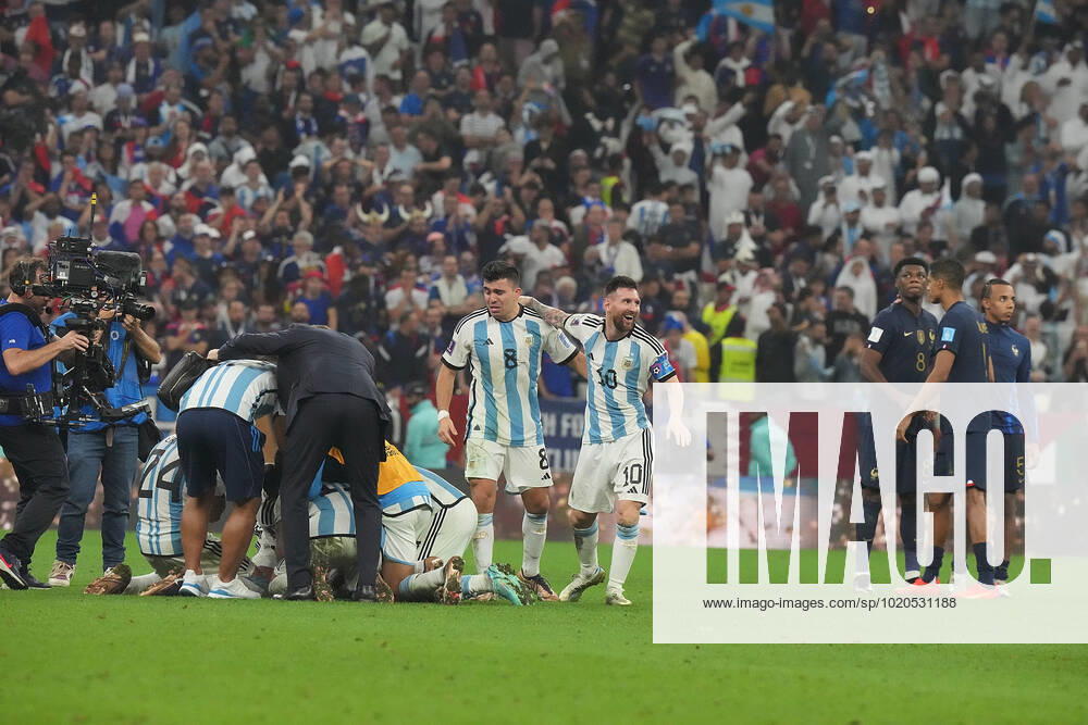 Lusail Iconic Stadium, Doha, QAT, WM FIFA 2022, Finale, Argentinien vs Frankreich, im Bild Die argentinische Mannschaft jubelt nach dem Elfmeterschiessen und ist damit Weltmeister 2022 mit Argentina s forward Lionel Messi Doha Lusail Iconic Stadium Qatar