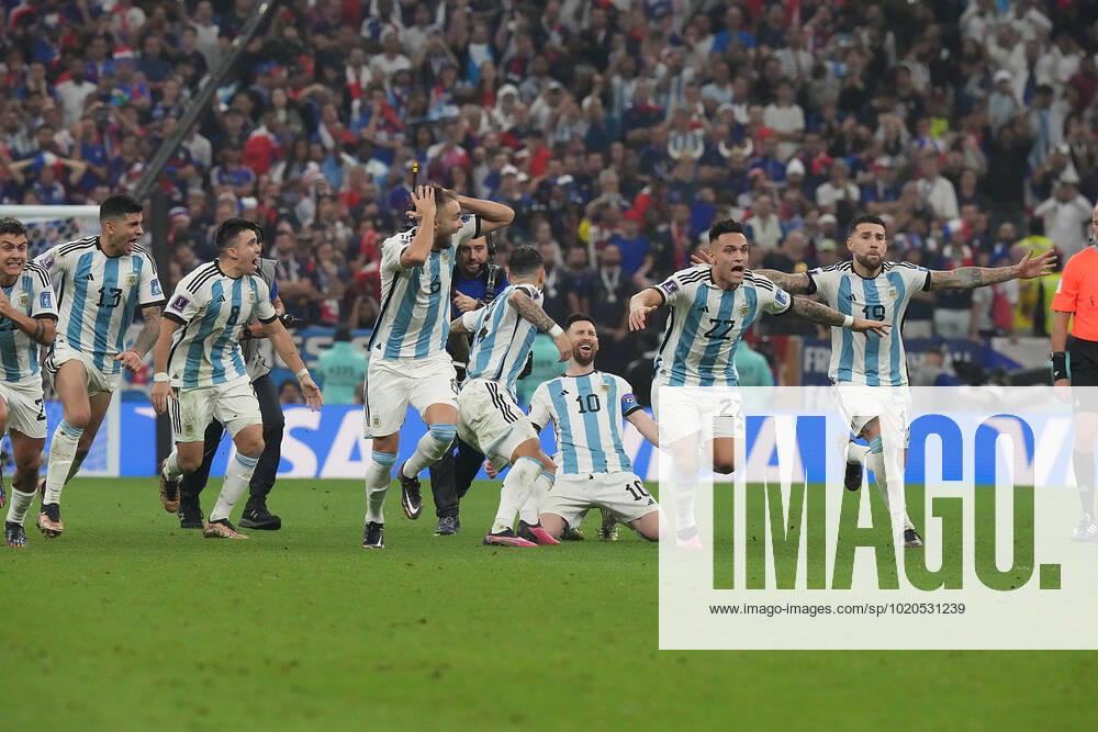 QAT, WM FIFA 2022, Finale, Argentinien vs Frankreich 18.12.2022, Lusail Iconic Stadium, Doha, QAT, WM FIFA 2022, Finale, Argentinien vs Frankreich, im Bild Die argentinische Mannschaft jubelt nach dem Elfmeterschiessen und ist damit Weltmeister 2022 mit Argentina s forward Lionel Messi .