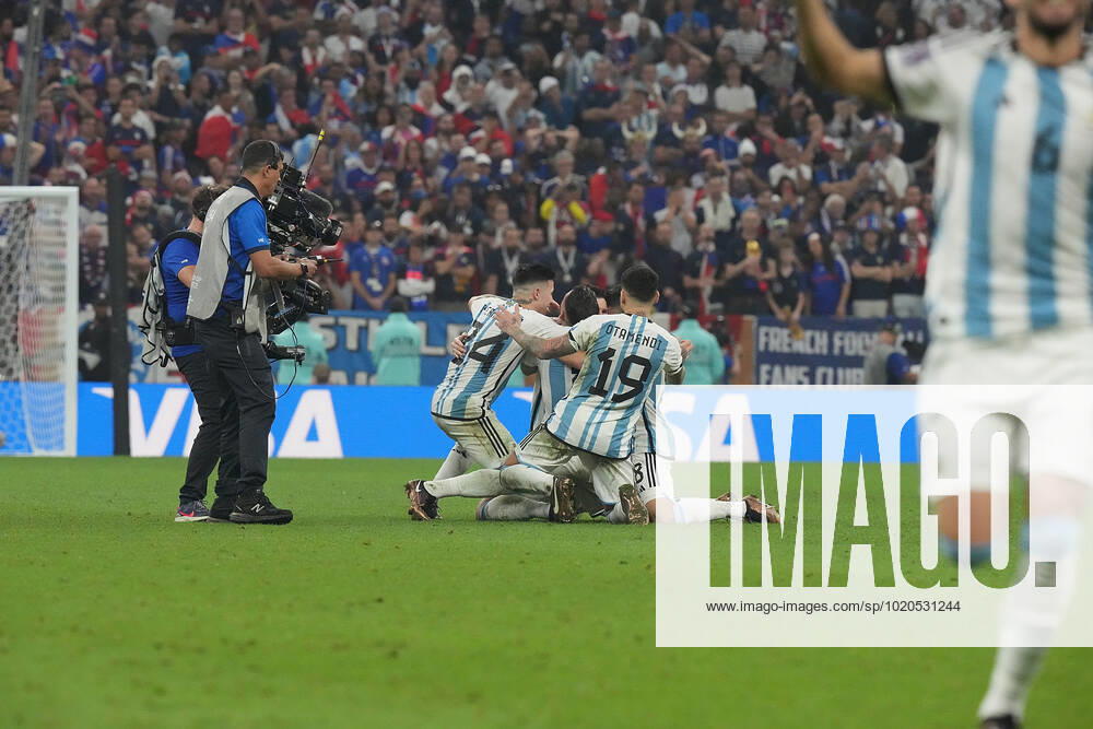 QAT, WM FIFA 2022, Finale, Argentinien vs Frankreich 18.12.2022, Lusail Iconic Stadium, Doha, QAT, WM FIFA 2022, Finale, Argentinien vs Frankreich, im Bild Die argentinische Mannschaft jubelt nach dem Elfmeterschiessen und ist damit Weltmeister 2022 mit Argentina s forward Lionel Messi .