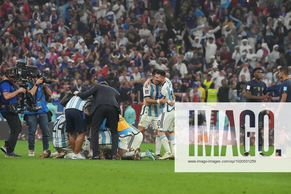 QAT, WM FIFA 2022, Finale, Argentinien vs Frankreich 18.12.2022, Lusail Iconic Stadium, Doha, QAT, WM FIFA 2022, Finale, Argentinien vs Frankreich, im Bild Die argentinische Mannschaft jubelt nach dem Elfmeterschiessen und ist damit Weltmeister 2022 mit Argentina s forward Lionel Messi .