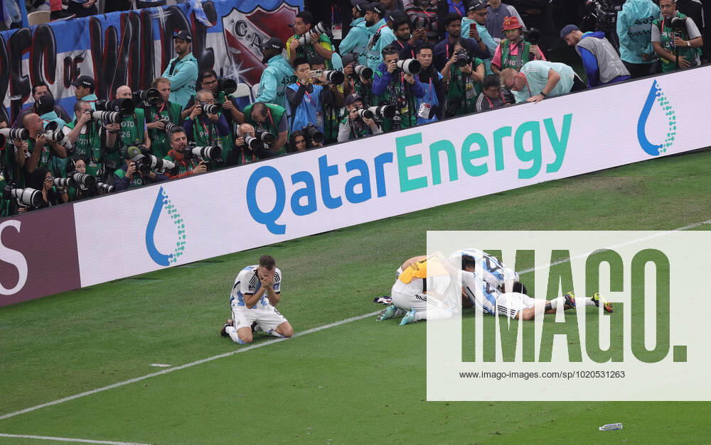 Argentina v France 2022 FIFA World Cup, WM, Weltmeisterschaft, Fussball Players of Argentina celebrate winning the 2022 FIFA World Cup Final between Argentina and France at Lusail Stadium, Lusail Content Not Available For UK Newspapers