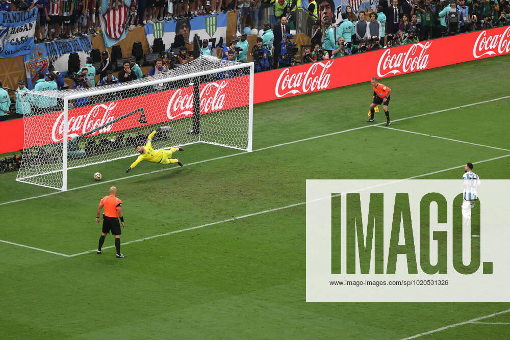 The Final : FIFA World Cup, WM, Weltmeisterschaft, Fussball 18 December 2022, Lusail City - FIFA World Cup Final Qatar 2022 - Argentina v France - Lionel Messi of Argentina scoring during the penalty shootout - Photo: Charlotte Wilson Offside. Doha Qatar