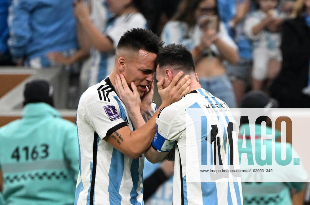 Fussball, Herren, Saison 2022 23, WM in Katar, Finale, Argentinien - Frankreich im Lusail Iconic Stadium in Lusail, v. l. Lautaro Martinez (Argentinien), Lionel Messi (Argentinien), Jubel nach Abpfiff, 18.12. 2022,