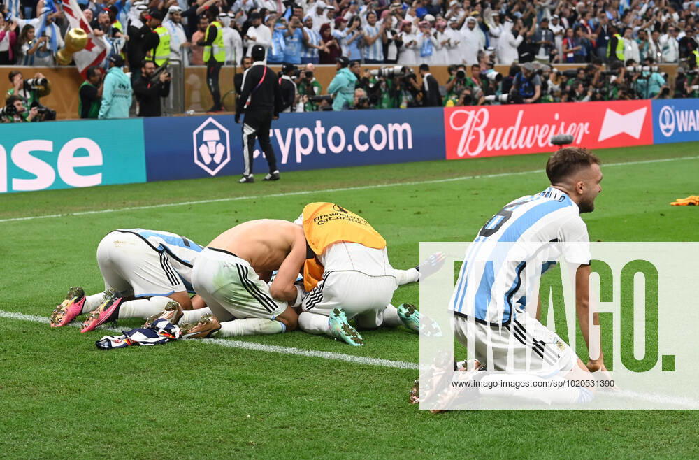 Fussball, Herren, Saison 2022 23, WM in Katar, Finale, Argentinien - Frankreich im Lusail Iconic Stadium in Lusail, Argentinien jubelt nach Abpfiff, vorn German Pezzella (Argentinien), 18.12. 2022,