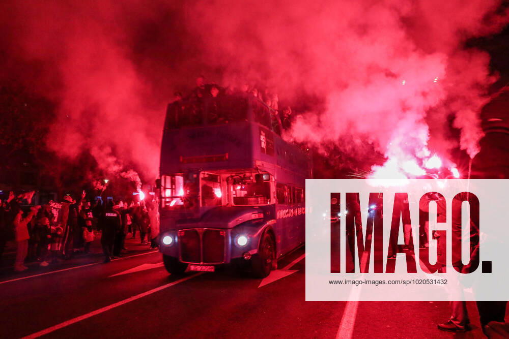 Croatia victory parade Fans lit flares during the Croatia team victory parade at Avenija Dubrovnik (following their victory over Morocco in the 2022 FIFA World Cup, WM, Weltmeisterschaft, Fussball bronze medal match the previous day) on December 18, 2022 in Zagreb, Croatia. EmicaxElvedji PIXSELL