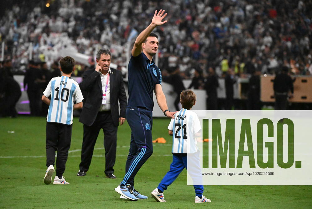Fussball, Herren, Saison 2022 23, WM in Katar, Finale, Argentinien - Frankreich im Lusail Iconic Stadium in Lusail, Trainer Lionel Scaloni (Argentinien), Jubel nach Abpfiff mit seinen Söhnen Ian und Noah, 18.12. 2022,