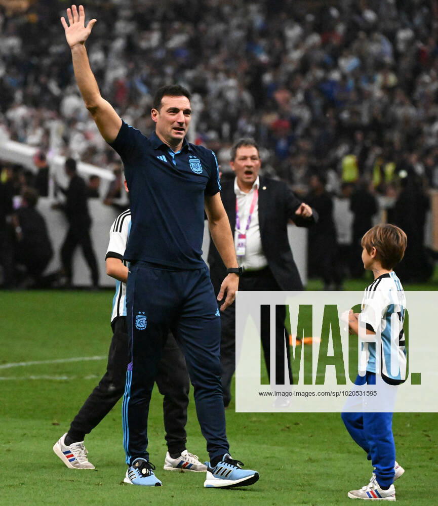 Fussball, Herren, Saison 2022 23, WM in Katar, Finale, Argentinien - Frankreich im Lusail Iconic Stadium in Lusail, Trainer Lionel Scaloni (Argentinien), Jubel nach Abpfiff, 18.12. 2022,