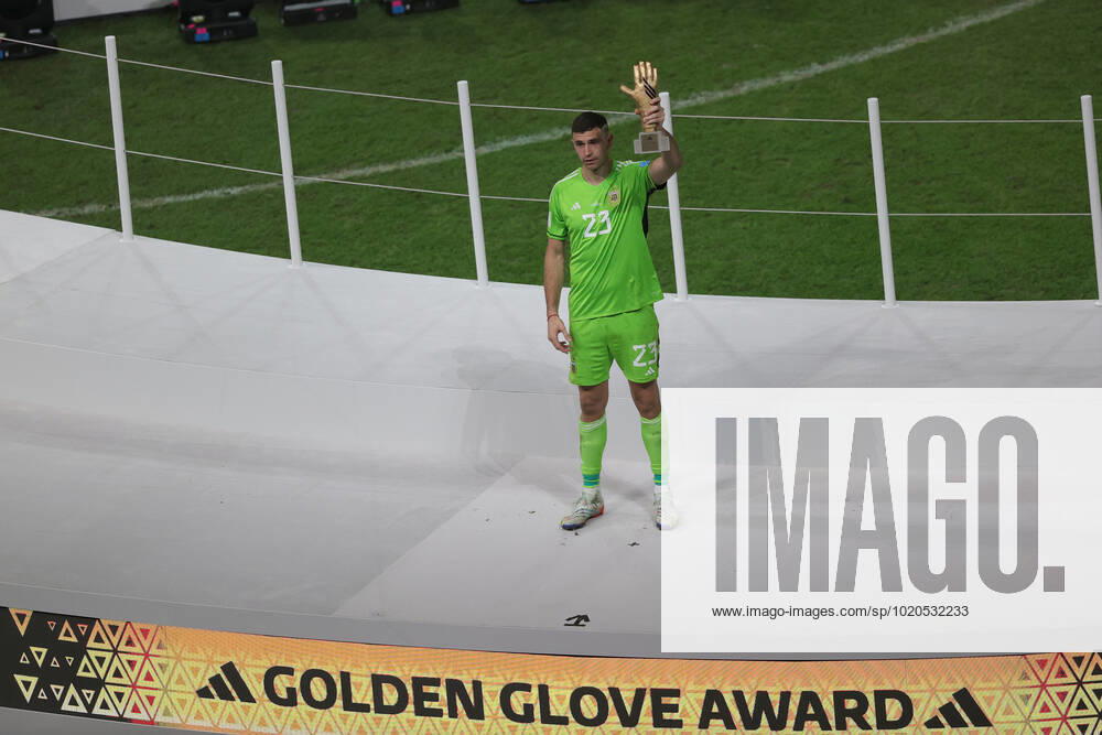 Argentina v France 2022 FIFA World Cup, WM, Weltmeisterschaft, Fussball Emiliano Martinez of Argentina wins the golden glove award during the 2022 FIFA World Cup Final between Argentina and France at Lusail Stadium, Lusail Content Not Available For UK Newspapers