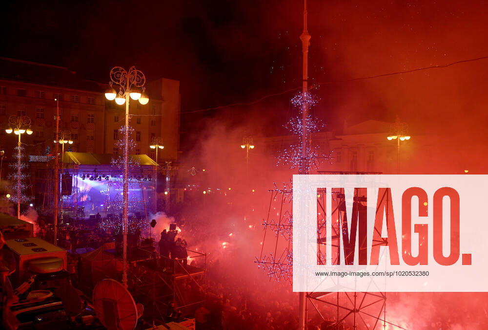 Croatia team victory parade Fans lit flares during the Croatia team victory parade at Ban Jelacic square (following their victory over Morocco in the 2022 FIFA World Cup, WM, Weltmeisterschaft, Fussball bronze medal match the previous day) on December 18, 2022 in Zagreb, Croatia. ZoexSarlija PIXSELL