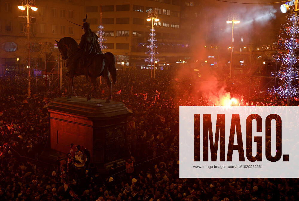 Croatia team victory parade Fans lit flares during the Croatia team victory parade at Ban Jelacic square (following their victory over Morocco in the 2022 FIFA World Cup, WM, Weltmeisterschaft, Fussball bronze medal match the previous day) on December 18, 2022 in Zagreb, Croatia. ZoexSarlija PIXSELL