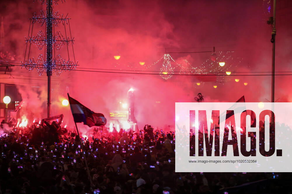 Croatia team victory parade Fans lit flares during the Croatia team victory parade at Ban Jelacic square (following their victory over Morocco in the 2022 FIFA World Cup, WM, Weltmeisterschaft, Fussball bronze medal match the previous day) on December 18, 2022 in Zagreb, Croatia. SanjinxStrukic PIXSELL