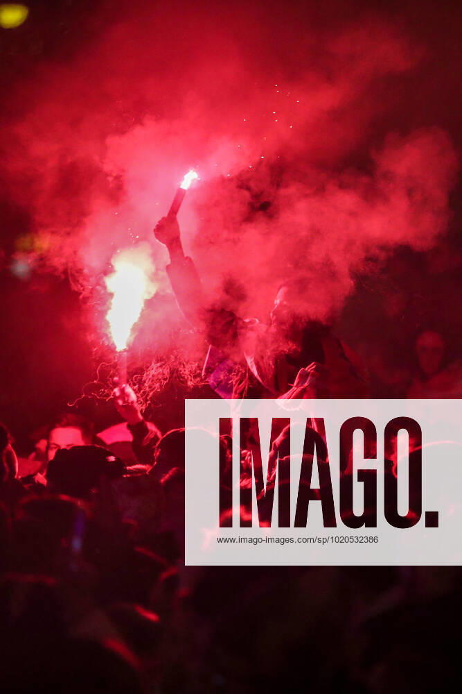Croatia team victory parade Fans lit flares during the Croatia team victory parade at Ban Jelacic square (following their victory over Morocco in the 2022 FIFA World Cup, WM, Weltmeisterschaft, Fussball bronze medal match the previous day) on December 18, 2022 in Zagreb, Croatia. SanjinxStrukic PIXSELL