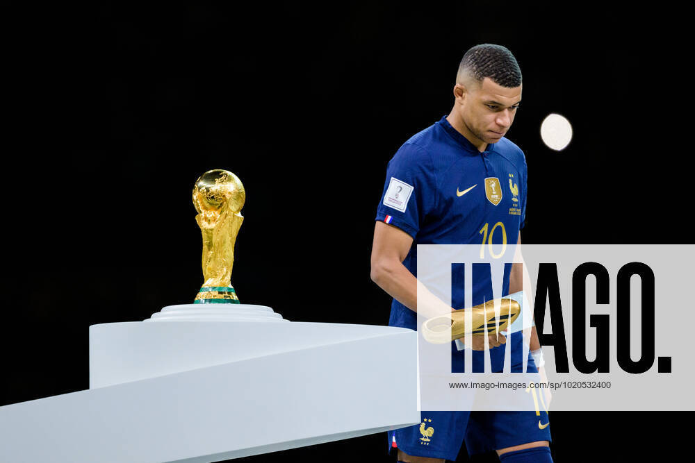 Kylian Mbappe of France looks dejected next to the FIFA World Cup, WM, Weltmeisterschaft, Fussball Trophy after the FIFA World Cup 2022 final between Argentina and France on December 18, 2022 in Doha. Photo: Joel Marklund BILDBYRAN kod JM JM0415 bbeng fotboll football soccer fotball vm fotbolls-vm fotball-vm fotbolls-vm 2022 fifa world cup 2022 final argentina frankrike france depp dejected