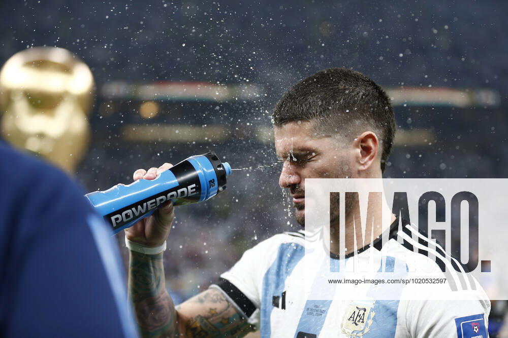 Player of Argentina Rodrigo De Paul splashes water on his face before the FIFA World Cup, WM, Weltmeisterschaft, Fussball Qatar 2022 Final match between Argentina and France at Lusail Stadium on December 18, 2022 in Lusail, Qatar. (Photo by Florencia Tan Jun PxImages Icon Sportswire) SOCCER: DEC 18 FIFA World Cup Final - France v Argentina Icon2212181424