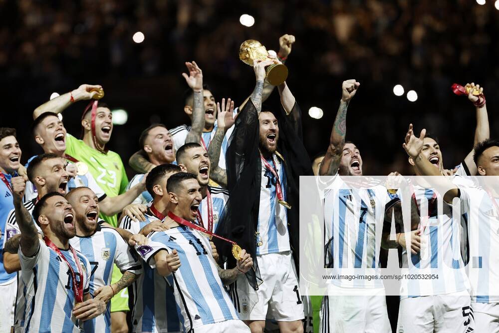 AL DAAYEN - Argentina goalkeeper Franco Armani, Juan Foyth of Argentina, Nicolas Tagliafico of Argentina, Gonzalo Montiel of Argentina, Leandro Daniel Paredes of Argentina, German Pezzella of Argentina, Rodrigo De Paul of Argentina, Marcos Acuna of Argentina, Julian Alvarez of Argentina, Lionel Messi of Argentina, Angel Di Maria of Argentina, Argentina goalkeeper Geronimo Rulli, Cristian Romero of Argentina, Exequiel Palacios of Argentina, Angel Correa of Argentina, Thiago Almada of Argentina, Alejandro Gomez of Argentina, Guido Rodriguez of Argentina, Nicolas Otamendi of Argentina , Alexis Mac Allister of Argentina, Paulo Dybala of Argentina, Lautaro Martinez of Argentina, Argentina goalkeeper Damian Martinez, Enzo Fernandez of Argentina, Lisandro Martinez of Argentina, Nahuel Molina of Argentina, Argentina coach Lionel Scaloni with world cup trophy, FIFA World Cup, WM, Weltmeisterschaft, Fussball trophy during the FIFA World Cup Qatar 2022 final match between Argentina and France at Lusail Stadium on 18 th December 2022 in Al Daayen, Qatar. AP Dutch Height MAURICE OF STONE FIFA World Cup Qatar 2022 2022 ANPxSportx xMauricexvanxSteenxWKxIVx