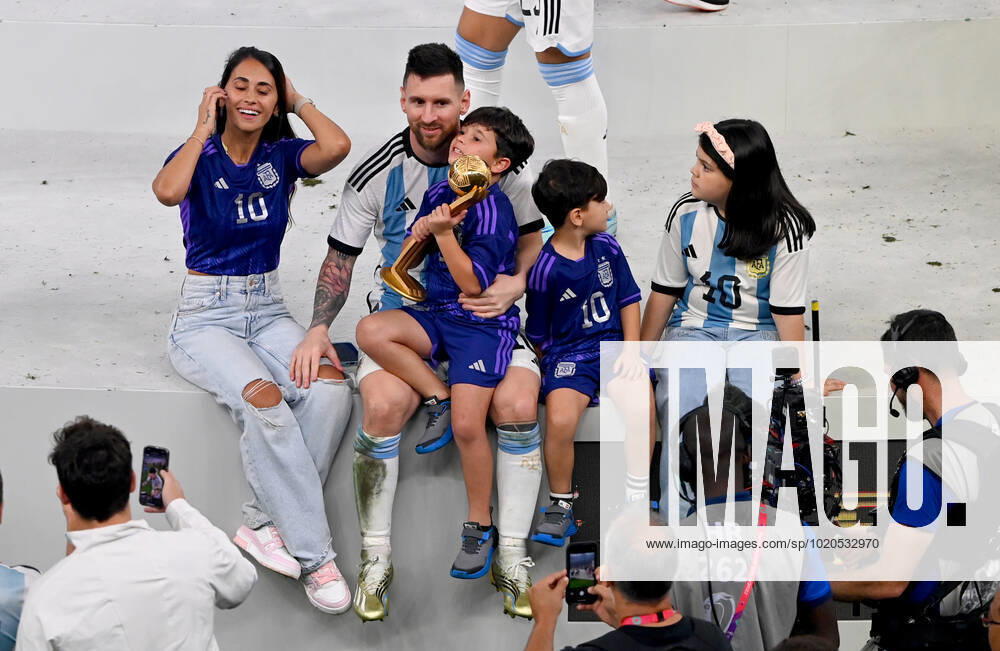 FUSSBALL WM 2022 Finale Argentinien - Frankreich 18.12.2022 Lionel Messi mit seinen Kindern und seiner Ehefrau