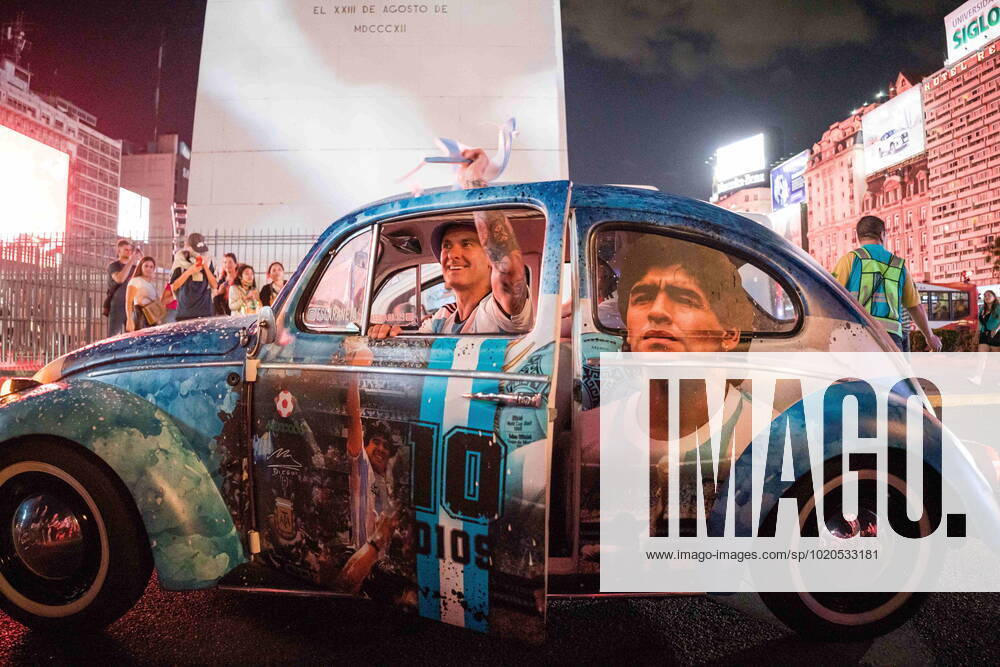 Fans of the Argentine national team, Nationalteam gather at various points in the city of Buenos Aires to show support for the team, before the Qatar 2022 FIFA World Cup, WM, Weltmeisterschaft, Fussball final against the France national football team. Buenos Aires Argentina - ZUMAs197 20221218_zaa_s197_012