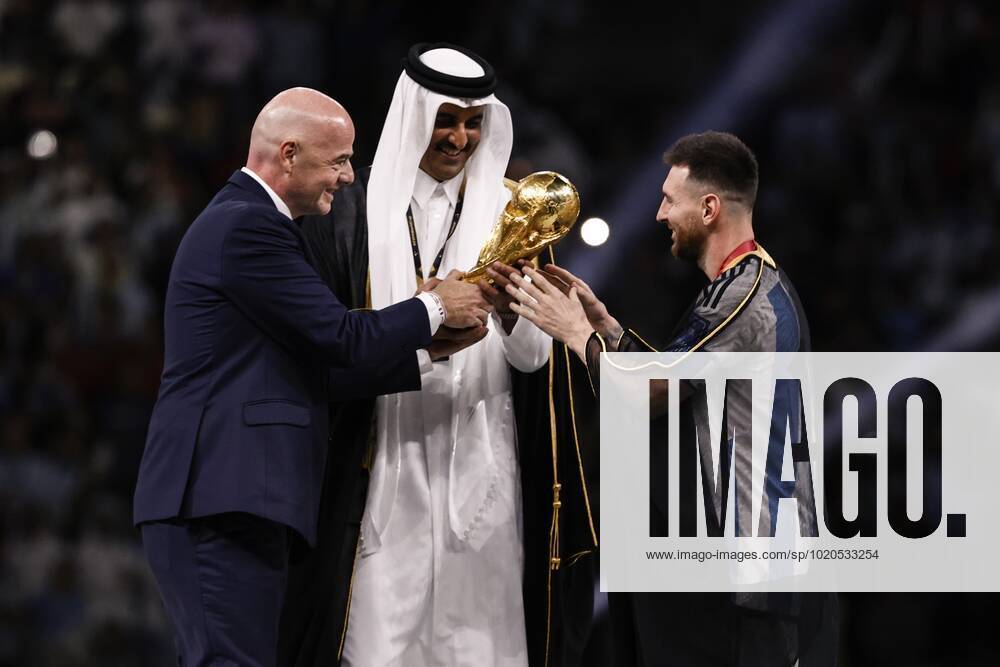 AL DAAYEN - (lr) FIFA President Gianni Infantino, Emir of Qatar Sheikh Tamim bin Hamad Al Thani and Lionel Messi of Argentina with the world cup trophy, FIFA World Cup, WM, Weltmeisterschaft, Fussball Trophy after the FIFA World Cup Qatar 2022 final match between Argentina and France at the Lusail Stadium on December 18, 2022 in Al Daayen, Qatar. AP Dutch Height MAURICE OF STONE FIFA World Cup Qatar 2022 2022 ANPxSportx xMauricexvanxSteenxWKxIVx