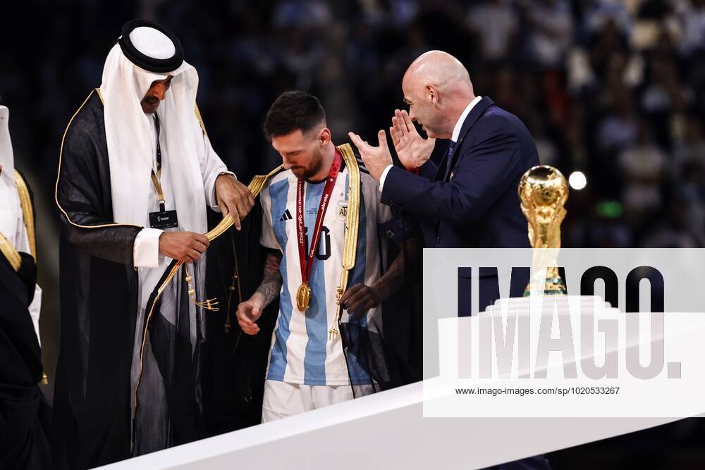 AL DAAYEN - (lr) Emir of Qatar Sheikh Tamim bin Hamad Al Thani, Lionel Messi of Argentina and FIFA President Gianni Infantino with the world cup trophy, FIFA World Cup, WM, Weltmeisterschaft, Fussball Trophy after the FIFA World Cup Qatar 2022 final match between Argentina and France at the Lusail Stadium on December 18, 2022 in Al Daayen, Qatar. AP Dutch Height MAURICE OF STONE FIFA World Cup Qatar 2022 2022 ANPxSportx xMauricexvanxSteenxWKxIVx