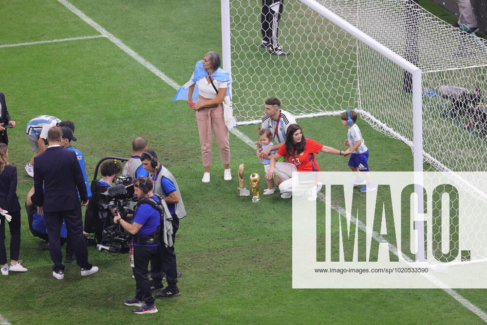 Argentina v France 2022 FIFA World Cup, WM, Weltmeisterschaft, Fussball Emiliano Martinez of Argentina celebrates with his family after winning the World Cup during the 2022 FIFA World Cup Final between Argentina and France at Lusail Stadium, Lusail Content Not Available For UK Newspapers