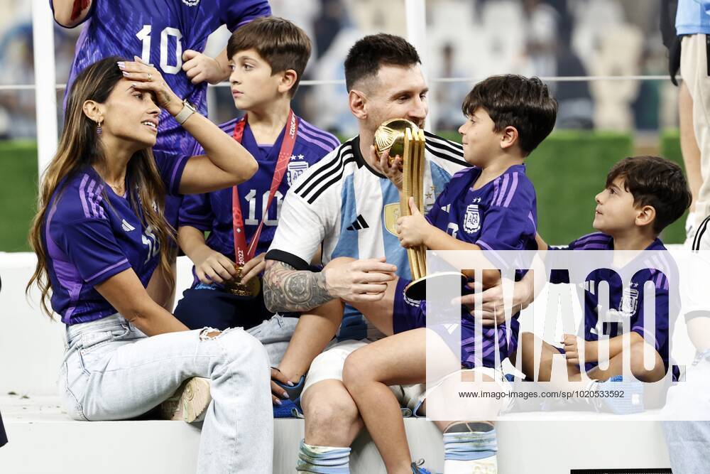 AL DAAYEN - Lionel Messi of Argentina with wife and children after the FIFA World Cup, WM, Weltmeisterschaft, Fussball Qatar 2022 final match between Argentina and France at Lusail Stadium on December 18, 2022 in Al Daayen, Qatar. AP Dutch Height MAURICE OF STONE FIFA World Cup Qatar 2022 2022 ANPxSportx xMauricexvanxSteenxWKxIVx