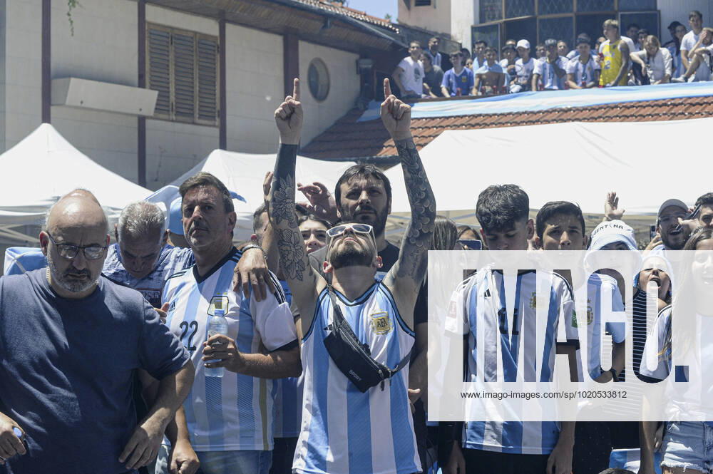 Supporter de l argentine celebrant devant la maison de Maradona a Villa Devoto Argentina FOOTBALL : Coupe du Monde de la FIFA - Qatar 2022 - Les supporters Ã Buenos Aires - 18 12 2022 JaimeOlivos Panoramic