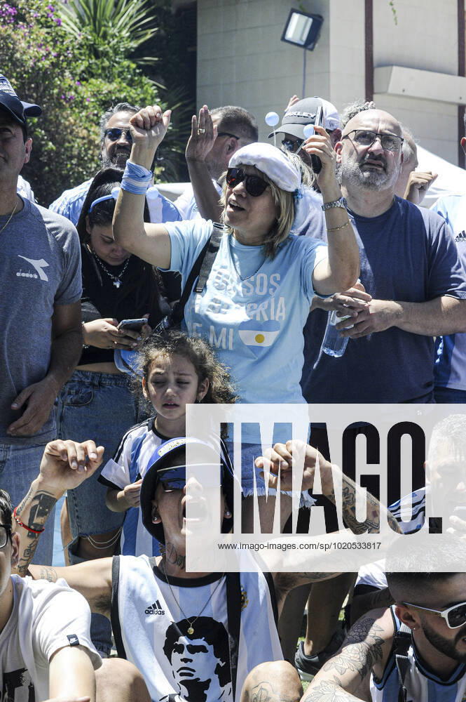 Supporter de l argentine celebrant devant la maison de Maradona a Villa Devoto Argentina FOOTBALL : Coupe du Monde de la FIFA - Qatar 2022 - Les supporters à Buenos Aires - 18 12 2022 JaimeOlivos Panoramic