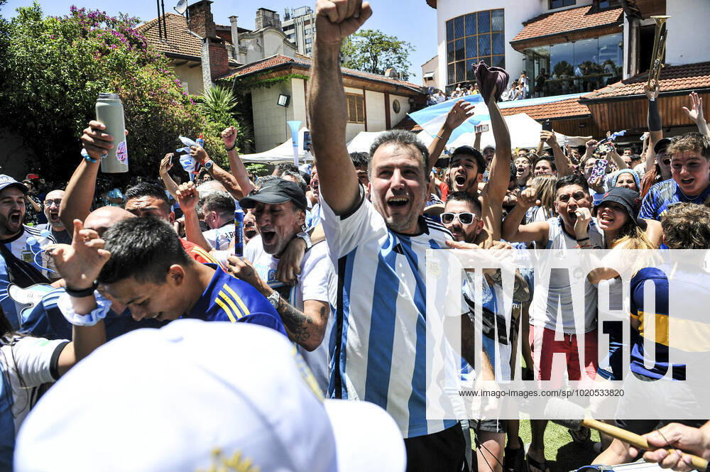 Supporter de l argentine celebrant devant la maison de Maradona a Villa Devoto Argentina FOOTBALL : Coupe du Monde de la FIFA - Qatar 2022 - Les supporters Ã Buenos Aires - 18 12 2022 JaimeOlivos Panoramic