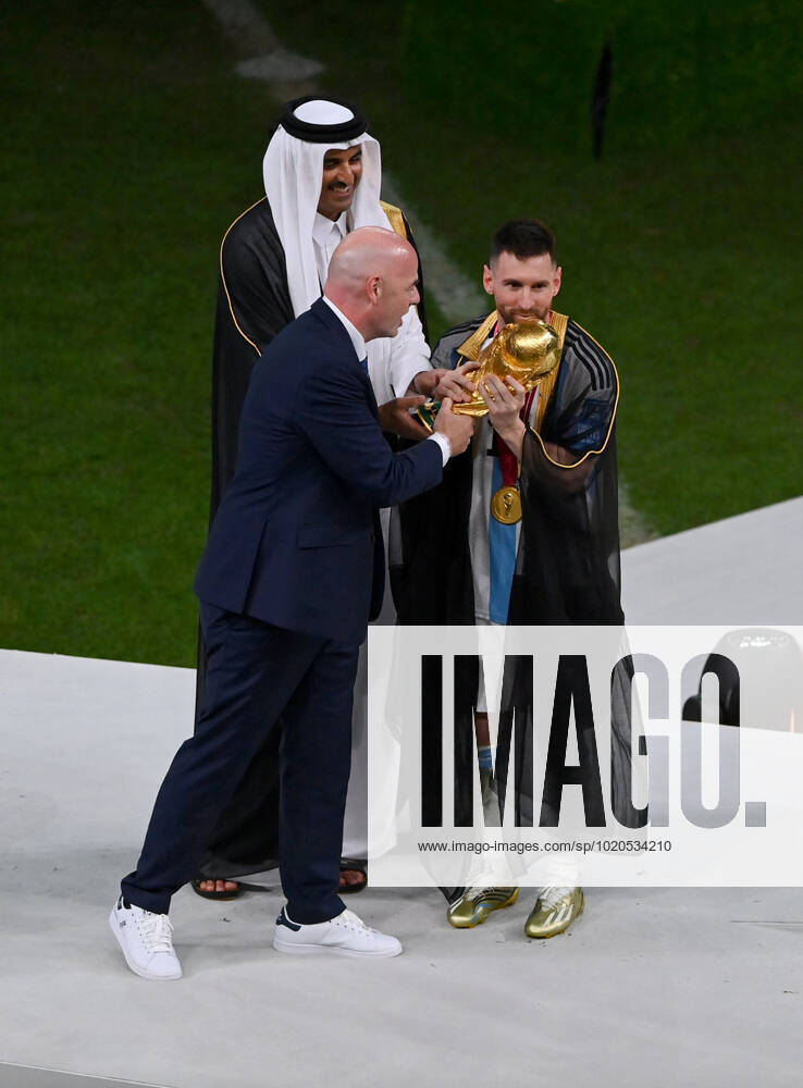 FUSSBALL WM 2022 Finale Argentinien - Frankreich 18.12.2022 Lionel Messi nimmt im Umhang (Bischt) den WM Pokal von Tamim bin Hamad Al Thani (Emir von Katar) und Fifa-Praesident Gianni Infantino entgegen