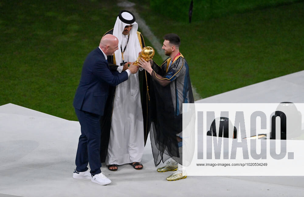 FUSSBALL WM 2022 Finale Argentinien - Frankreich 18.12.2022 Lionel Messi nimmt im Umhang (Bischt) den WM Pokal von Tamim bin Hamad Al Thani (Emir von Katar) und Fifa-Praesident Gianni Infantino entgegen