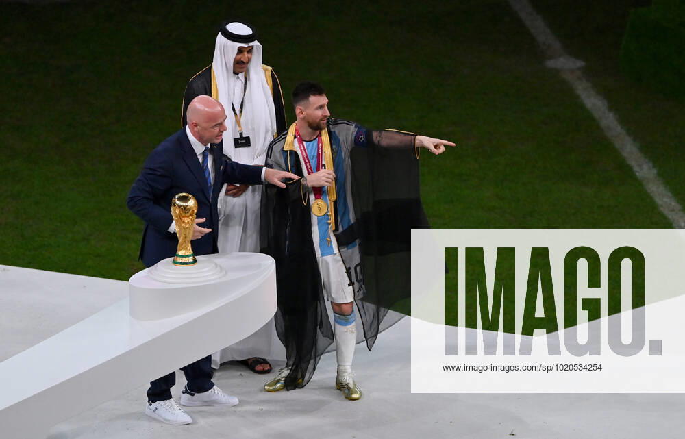 FUSSBALL WM 2022 Finale Argentinien - Frankreich 18.12.2022 Tamim bin Hamad Al Thani (Emir von Katar) legt Lionel Messi einen Umhang (Bischt) um. Fifa-Praesident Gianni Infantino zeigt sich groß begeistert