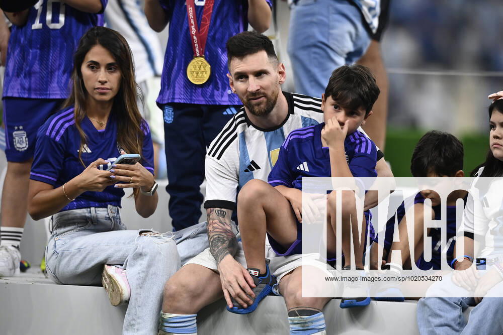Foto Fabio Ferrari LaPresse - 18 Dicembre 2022 Lusail, Qatar - - Calcio - Qatar 2022 - Coppa del Mondo Fifa - Argentina vs Francia - Finale - Lusail Iconic Stadium - Nella foto: Lionel Messi (Argentina) con la moglie Antonella Roccuzzo e figli December 18, 2022 Lusail, Qatar - sport - Soccer - Qatar 2022- FIFA World Cup, WM, Weltmeisterschaft, Fussball - Argentina vs Francia - Final - Lusail Iconic Stadium In the pic: Lionel Messi (Argentina) with wife Antonella Roccuzzo and son