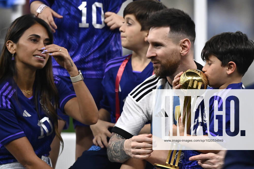 Foto Fabio Ferrari LaPresse - 18 Dicembre 2022 Lusail, Qatar - - Calcio - Qatar 2022 - Coppa del Mondo Fifa - Argentina vs Francia - Finale - Lusail Iconic Stadium - Nella foto: Lionel Messi (Argentina) con la moglie Antonella Roccuzzo e figli December 18, 2022 Lusail, Qatar - sport - Soccer - Qatar 2022- FIFA World Cup, WM, Weltmeisterschaft, Fussball - Argentina vs Francia - Final - Lusail Iconic Stadium In the pic: Lionel Messi (Argentina) and family