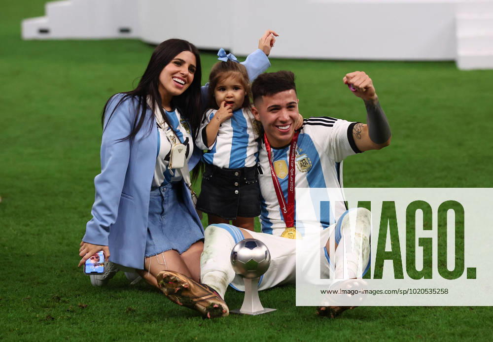 Doha, Qatar, 18th December 2022. Enzo Fernandez of Argentina with his family celebrates winning the Young Player of the Tournament during the FIFA World Cup, WM, Weltmeisterschaft, Fussball 2022 match at Lusail Stadium, Doha. Picture credit should read: David Klein Sportimage . SPI-2101-0208