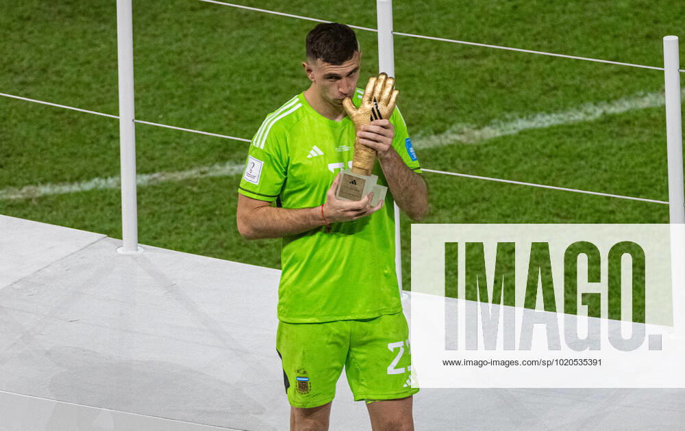 Football - FIFA World Cup, WM, Weltmeisterschaft, Fussball Qatar 2022 - Final - Argentina v France DOHA, QATAR - Sunday, December 18, 2022: Argentina s goalkeeper Emiliano Martinez kisses the thumb of the Golden Glove Award during the FIFA World Cup Qatar 2022 Final match between Argentina and France at the Lusail Stadium. The game ended in a 3-3 draw, Argentina won 4-2 on penalties. AL-DAAYEN Lusail Stadium DOHA QATAR