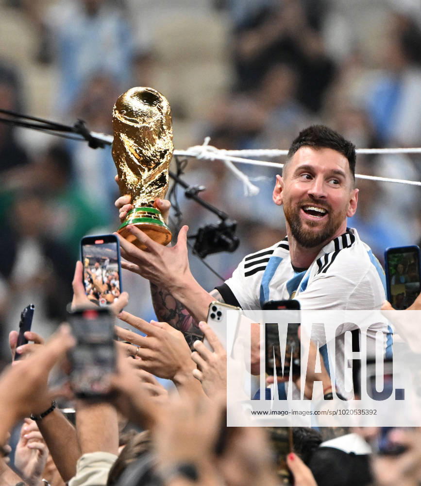 Fussball, Herren, Saison 2022 23, WM in Katar, Finale, Argentinien - Frankreich im Lusail Iconic Stadium in Lusail, Argentinien jubelt nach Abpfiff, Lionel Messi (Argentinien) mit Pokal, 18.12. 2022,