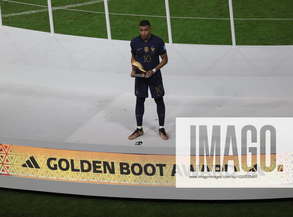 Argentina v France 2022 FIFA World Cup, WM, Weltmeisterschaft, Fussball Kylian Mbappe of France with the Golden Boot award during the 2022 FIFA World Cup Final between Argentina and France at Lusail Stadium, Lusail Content Not Available For UK Newspapers