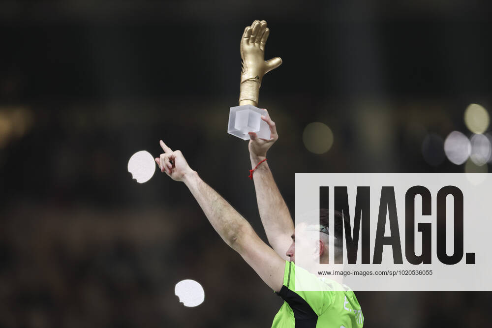 (221218) -- LUSAIER, Dec. 18, 2022 -- Emiliano Martinez, goalkeeper of Argentina, poses with his golden glove trophy during the awarding ceremony of the 2022 FIFA World Cup, WM, Weltmeisterschaft, Fussball at Lusail Stadium in Lusail, Qatar, Dec. 18, 2022. ) (SP)QATAR-LUSAIL-2022 WORLD CUP-FINAL-ARG VS FRA LixMing