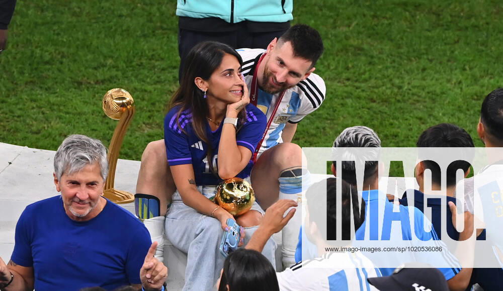 FUSSBALL WM 2022 Finale Argentinien - Frankreich 18.12.2022 Lionel Messi (Argentinien) mit seiner Ehefrau Antonella Roccuzzo und dem WM Pokal